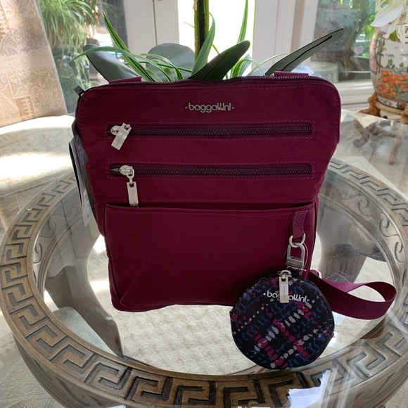 ♥️🖤BAGGALLINI CHELSEA NYLON CROSSBODY BAG WITH POUCH!♥️🖤